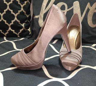 Zapatos de tacón marrones y dorados