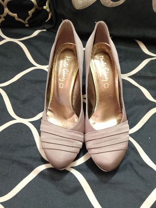 Zapatos de tacón marrones y dorados