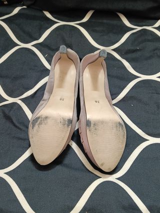 Zapatos de tacón marrones y dorados
