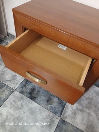 Mesita de noche de madera con tiradores dorados