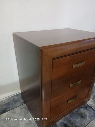 Mesita de noche de madera con tiradores dorados