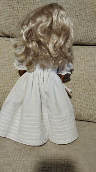 Muñeca Famosa de Comunión.