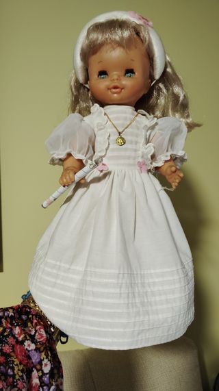 Muñeca Famosa de Comunión.
