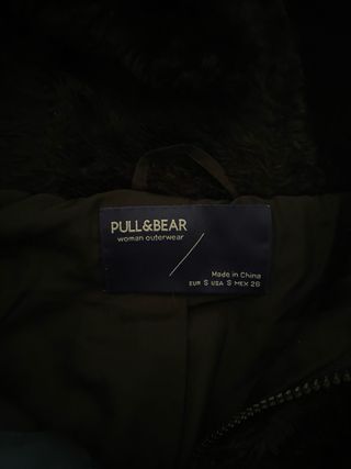Abrigo pelo crop negro Pull&Bear S