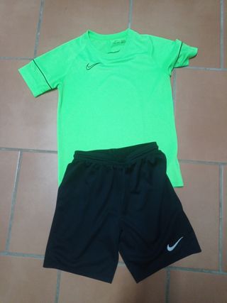 Conjuntó deportivo Nike verde y negro
Talla L niño