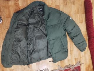 Cazadora Zara plumífera verde oliva