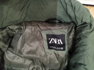 Cazadora Zara plumífera verde oliva