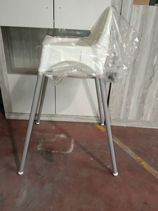 Trona de bebé blanca con patas grises