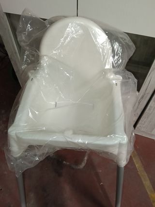 Trona de bebé blanca con patas grises