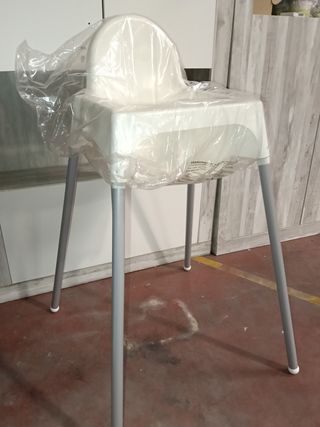 Trona de bebé blanca con patas grises