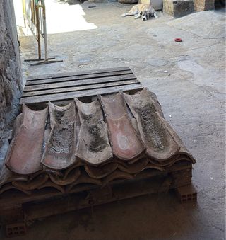 Teja antigua de barro