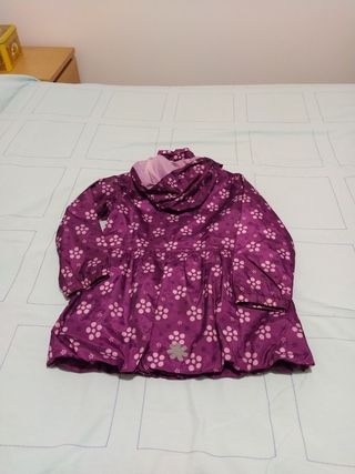 Chubasquero niña morado flores talla 122-128