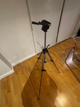 Treppiede per fotocamera reflex.
Non ha una scarpa 