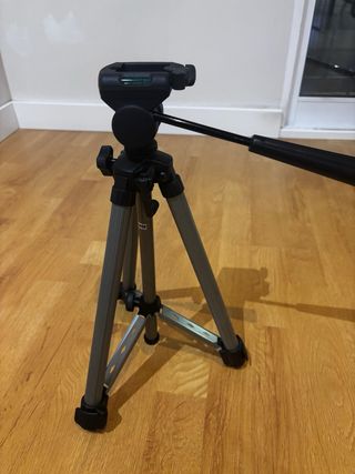 Treppiede per fotocamera reflex.
Non ha una scarpa 