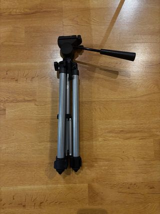 Treppiede per fotocamera reflex.
Non ha una scarpa 