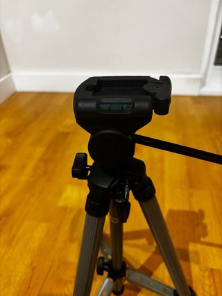 Treppiede per fotocamera reflex.
Non ha una scarpa 