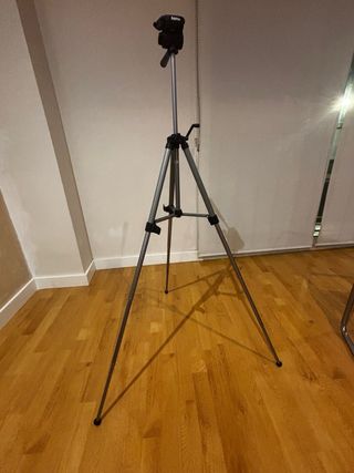 Treppiede per fotocamera reflex.
Non ha una scarpa 