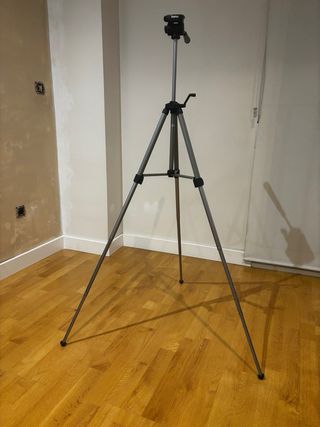 Treppiede per fotocamera reflex.
Non ha una scarpa 