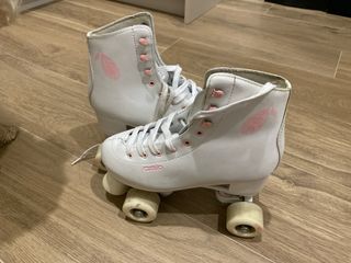 Patines artísticos blancos con plumas rosas