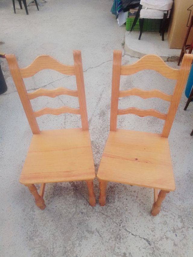 Juego de 2 sillas de madera