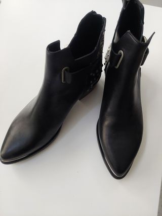 Botines negros con tachuelas