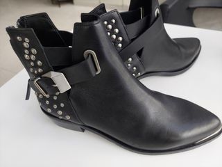Botines negros con tachuelas