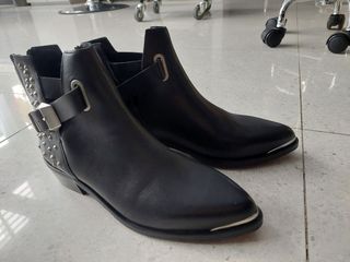 Botines negros con tachuelas