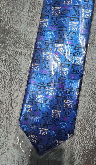 Corbata azul con estampado egipcio