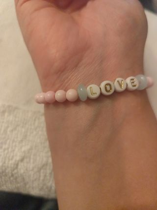 Pulsera elástica con letras LOVE