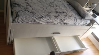 Habitación juvenil con cama, puente y escritorio 