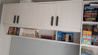 Habitación juvenil con cama, puente y escritorio 