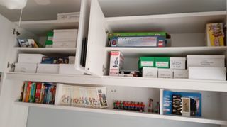 Habitación juvenil con cama, puente y escritorio 