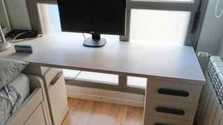 Habitación juvenil con cama, puente y escritorio 