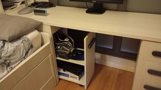 Habitación juvenil con cama, puente y escritorio 