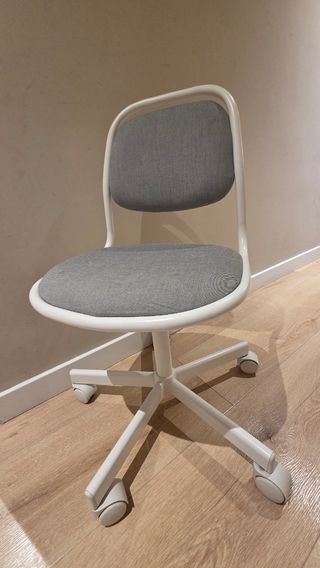 2 Sillas de escritorio infantil gris y blanca