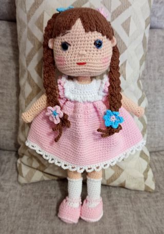 Muñeca crochet rosa con trenzas