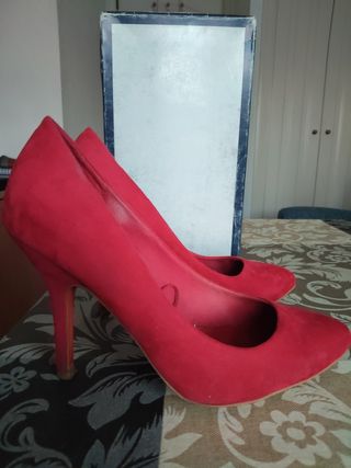 Salones Zara rojos efecto ante