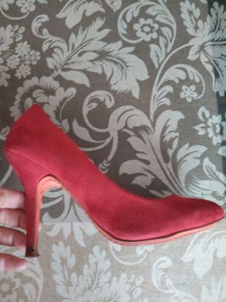 Salones Zara rojos efecto ante