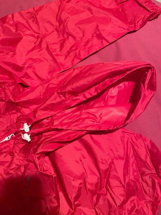 Chubasquero fucsia con cremallera