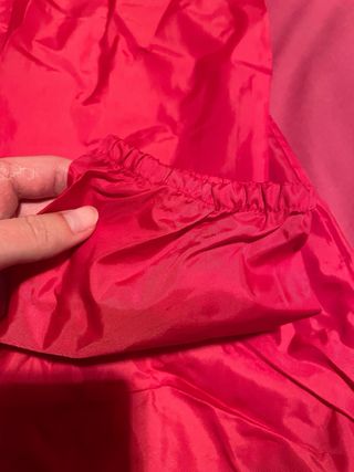Chubasquero fucsia con cremallera