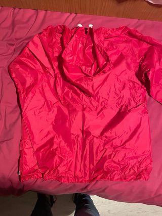Chubasquero fucsia con cremallera