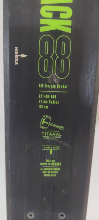 Tablas de esquí K2 con pieles y cuchillas