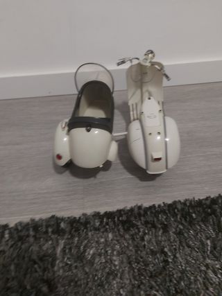 Vespa con sidecar blanca.De chapa dura