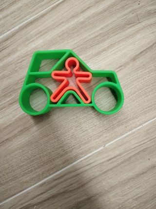 Coche y figura humana de silicona sin bpa.