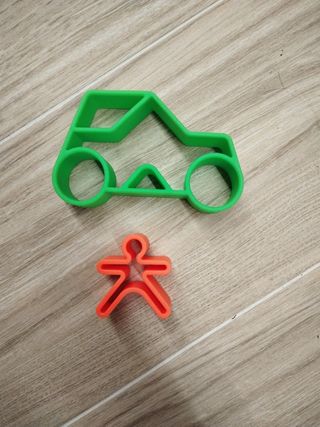 Coche y figura humana de silicona sin bpa.