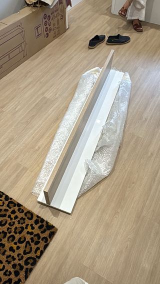 Estantería de madera y blanco