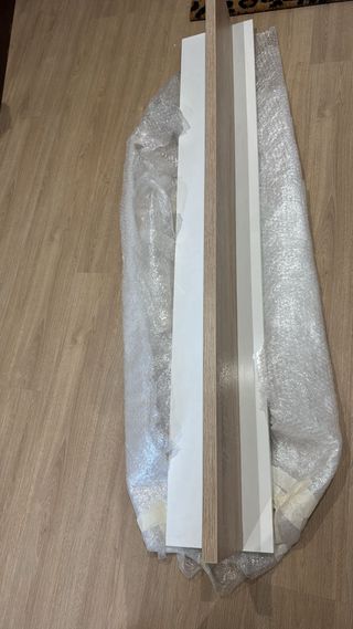 Estantería de madera y blanco