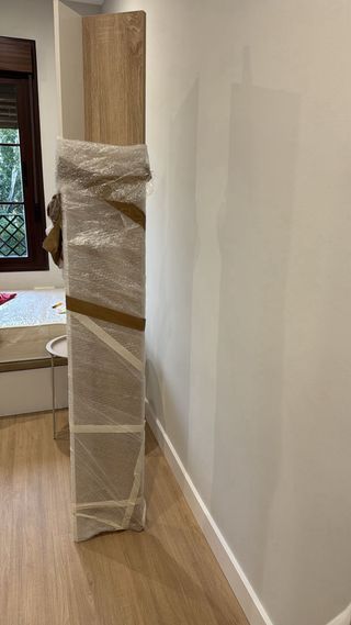 Estantería de madera y blanco