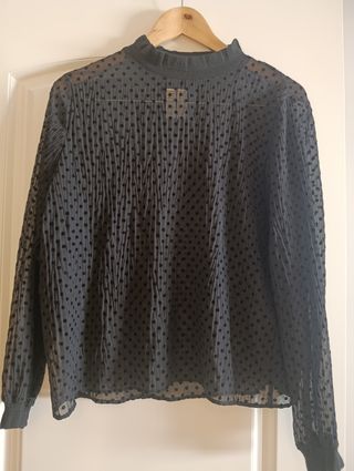 Top Zara lunares negro de estilo plumeti.