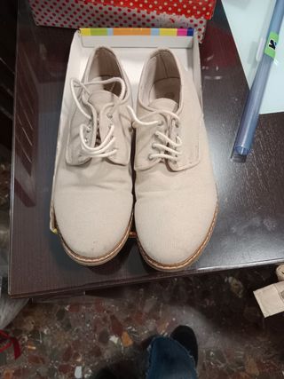 Zapatos de cordones niño.